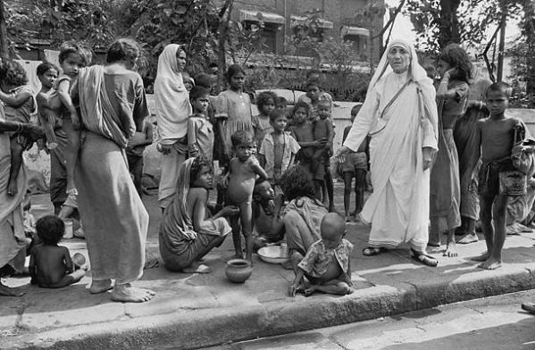Mother Teresa among the beggars of Kolkata