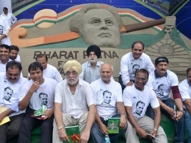 Past members of the Indian hockey team demand Bharat Ratna for Dhyan Chand at a meeting in New Delhi on sunday. 