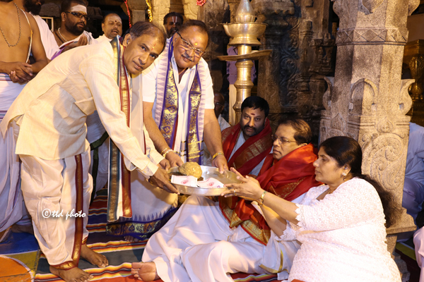 President Maithripala Sirisena and ‏First Lady Jayanthi receive prasadam from the priests of the Tirupathi temple, august 21,2016
