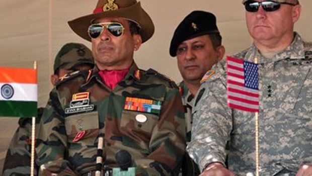 Commanders of the US and Indianf orces watch thhe joint exercises.