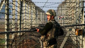 Fenced India-Pakistan border inKashmir