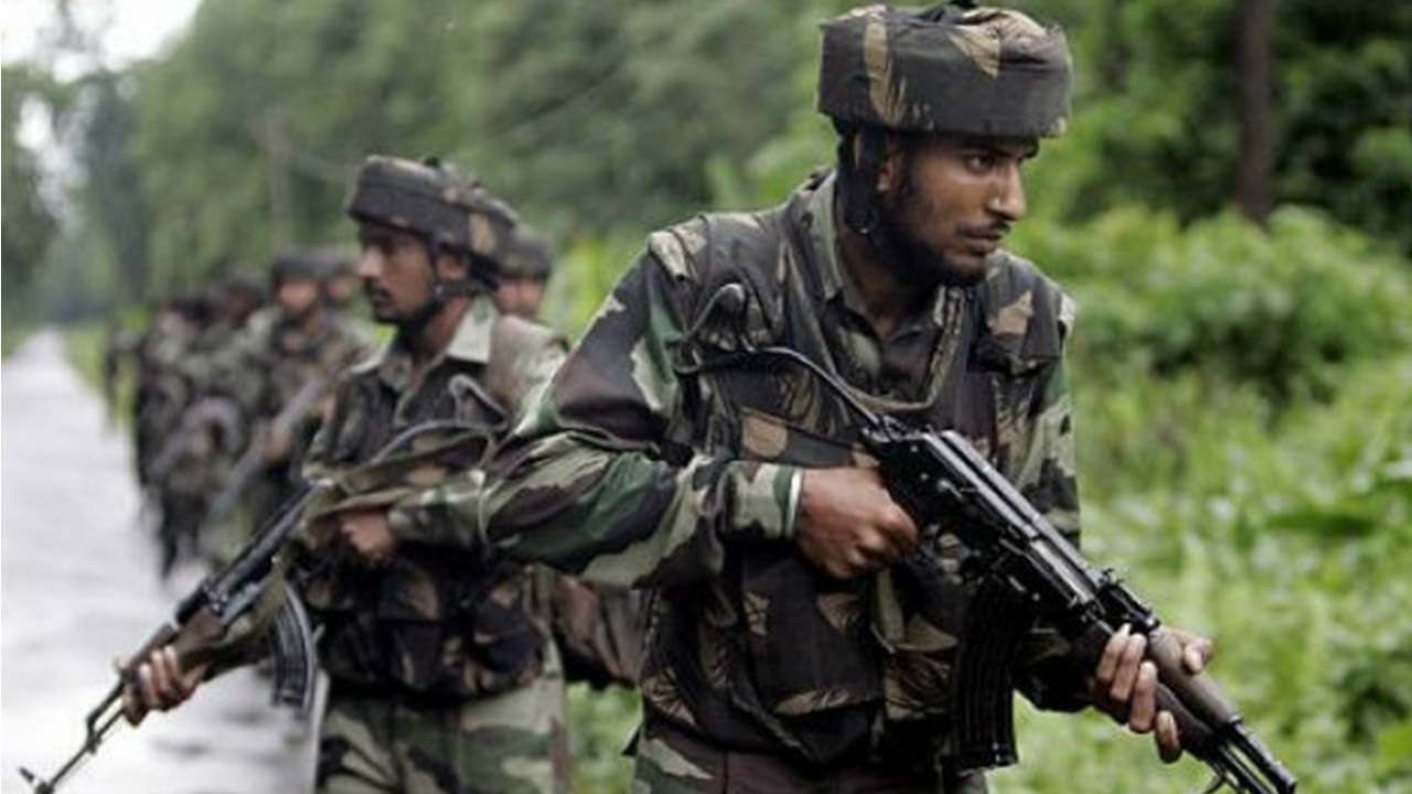 Indian soldiers hunting for Pakistani infiltrators in Uri, Kashmir 