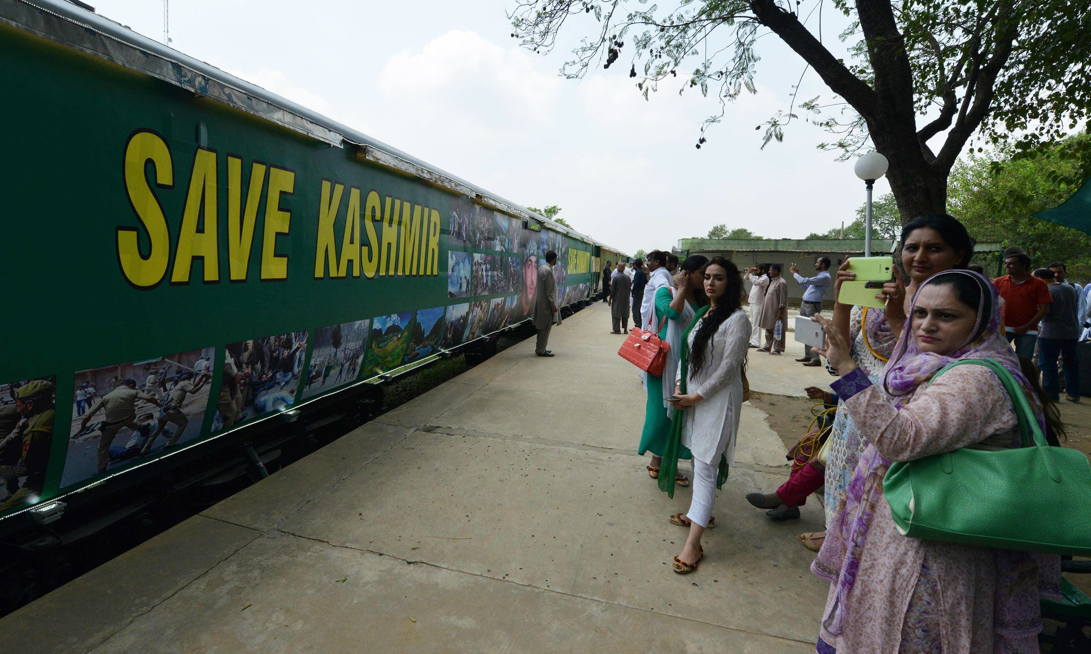 Pakistani residents look as the 'Azadi Train' (Independence Train) prepares to start its journey at Margalla Railway Station in Islamabad on August 11, 2016, ahead of Pakistan Independence Day celebrations. The train consists of coaches representing the culture and traditions of all four provinces of Pakistan and Pakistan-administered Kashmir and is scheduled to cover some 4,000 kms in a journey of a month which will culminate in the port city of Karachi. Pakistan celebrates the 69th anniversary of the country's independence from British rule on August 14. / AFP PHOTO / AAMIR QURESHI