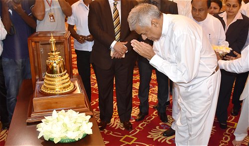 Sri Lankan Prime Minister Ranil Wickremesinghe worships the Buddha' relics brought from Taxila in Pakistan 