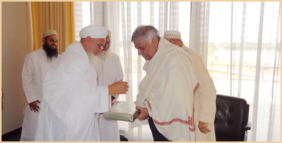 Syedna presenting a traditional shawl to Prime Minister Wickremesinghe