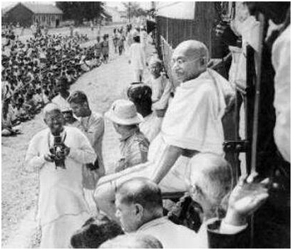 Mahatma Gandhi arrives in Jaffna in November 1927 to an enthusiastic welcome