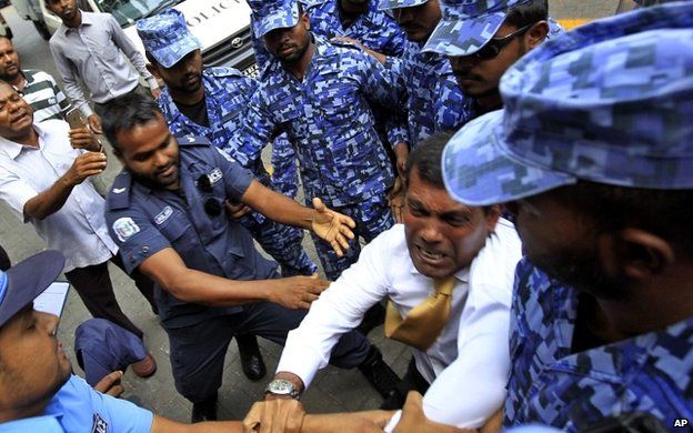 Mohammad  Nasheed being arrested