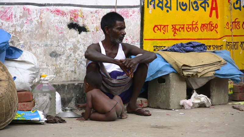 A street dwelling family in in the eastern Indian city of Kolkata