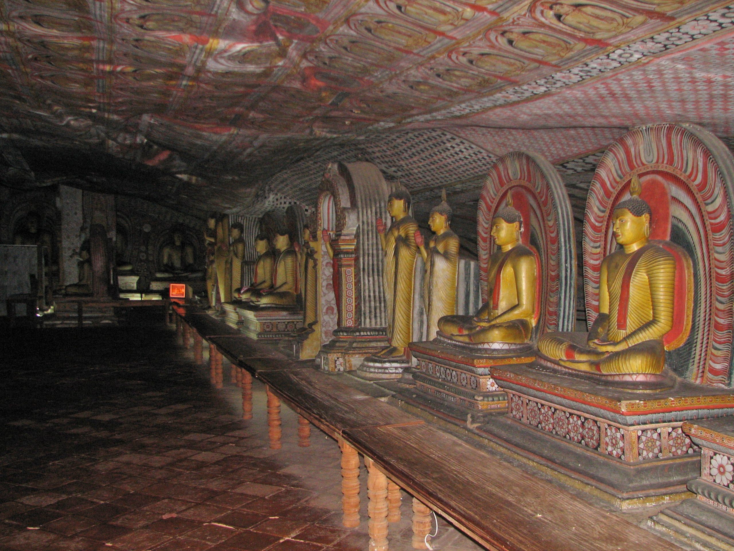 Дамбулла шри. Пещерный храм Дамбулла. Храм Дамбулла Шри-Ланка. Пещерный храм Шри Ланка. Пещеры Дамбулла Шри-Ланка.