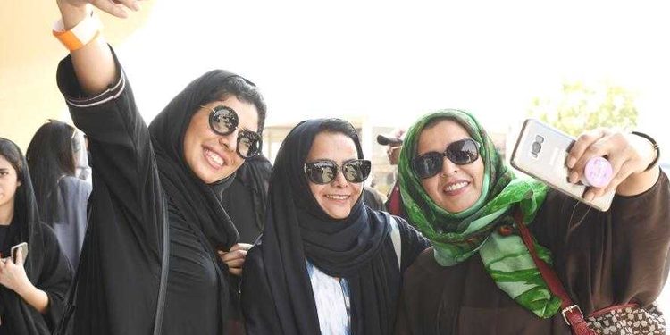Prince Salman recommends âdecent and respectful attireâ not abaya or niqab