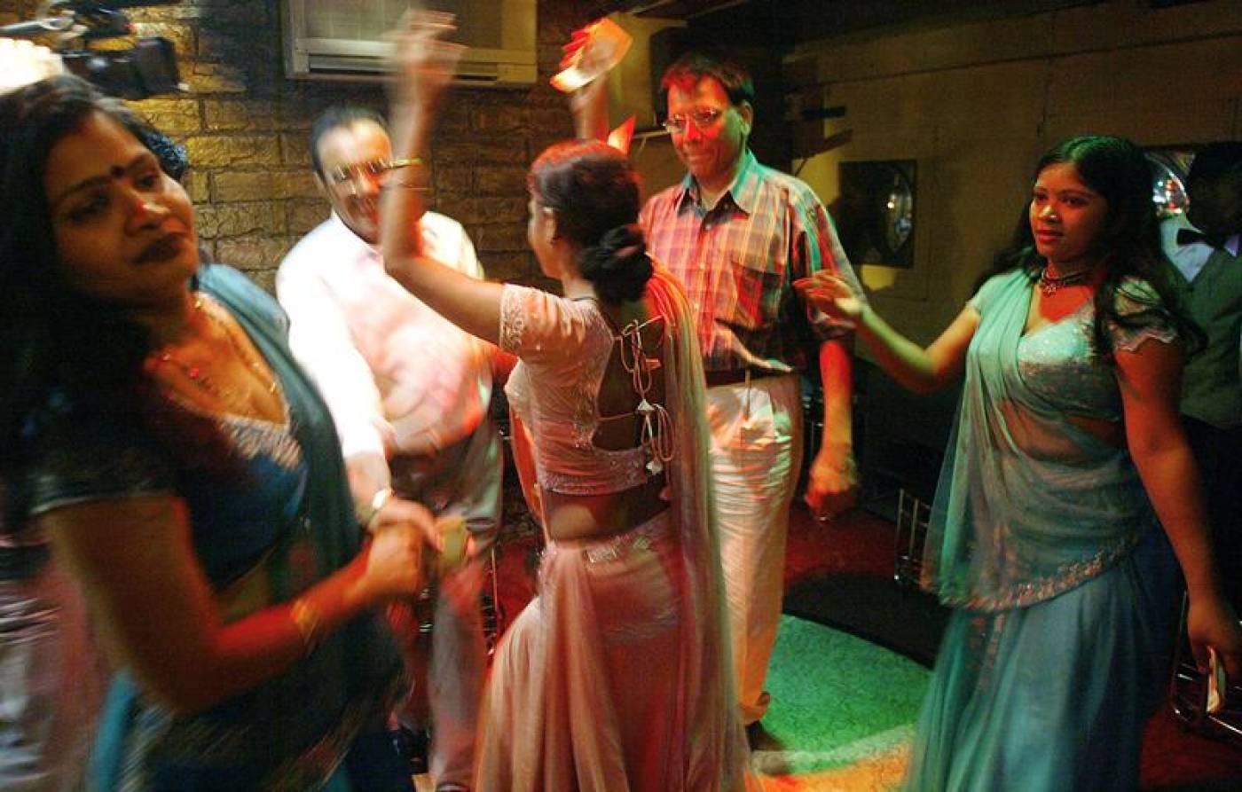 Индийская клубная. Вечеринка в стиле Болливуд. Мумбайские танцы. Indian Club кафе. Как выглядят индийские клубы.
