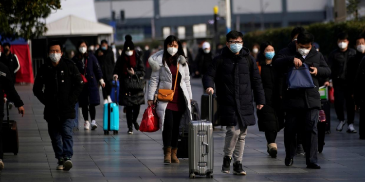 Passengers wearing masks walk at the Shanghai railway station in China, as the country is hit by an outbreak of the novel coronavirus, February 9, 2020. REUTERS/Aly Song/File Photo