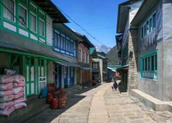 A general view shows an almost deserted street with closed shops and restaurants during a government-imposed nationwide lockdown as a preventive measure against the COVID-19 coronavirus, in Lukla the main gateway to the Everest region, some 140 kms northeast of Kathmandu on March 28, 2020. (Photo by PRAKASH MATHEMA / AFP)