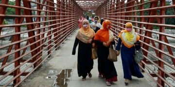 © [File: Mohammad Ponir Hossain/Reuters] Garment workers return after work as factories reopen amid concerns over a coronavirus outbreak in Dhaka, Bangladesh [File: Mohammad Ponir Hossain/Reuters]