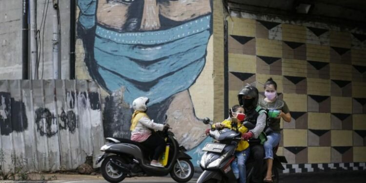 With 4,411 new cases in the past 24 hours, Indonesia's tally hit 349,160 on Oct 15, 2020.PHOTO: EPA-EFE