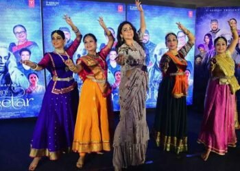 © Sujit Jaiswal Bollywood actress Shriya Saran (C) and dancers perform for a music video in Mumbai in February. Pandemic restrictions have forbidden producers from shooting the elaborate musical sequences that are a hallmark of Hindi movies