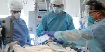 FILE PHOTO: Dr. Dan Ponticiello, 43, and Dr. Gabriel Gomez, 40, intubate a coronavirus disease (COVID-19) patient in the COVID-19 ICU at Providence Mission Hospital in Mission Viejo, California, U.S., January 8, 2021. REUTERS/Lucy Nicholson