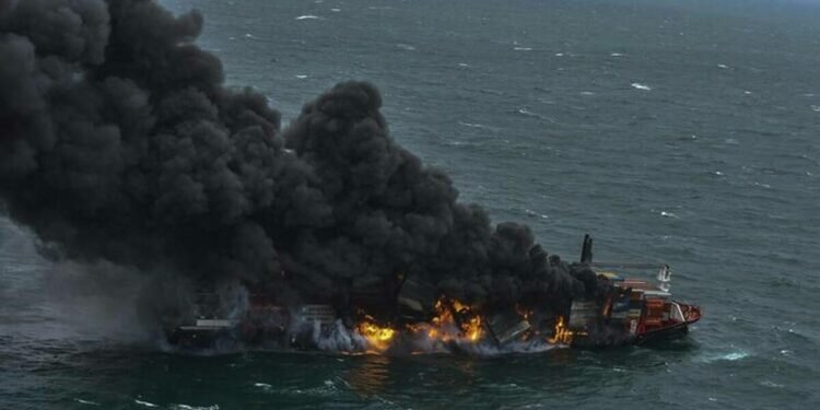 Burning X-Press Pearl: Photo: SLAF