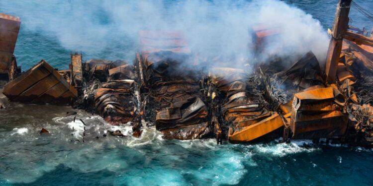 Towing the burnt X Press Pearl ship to deep sea halted after the rear end of the vessel hit the sea bed.