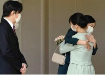 Japan's Princess Mako, hugs her sister Princess Kako, watched by her parents Crown Prince Akishino and Crown Princess Kiko, before leaving her home in Akasaka Estate in Tokyo. (Image courtesy: Associated Press)