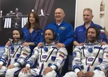 Crew members, cosmonaut Anton Shkaplerov, actress Yulia Peresild and film director Klim Shipenko