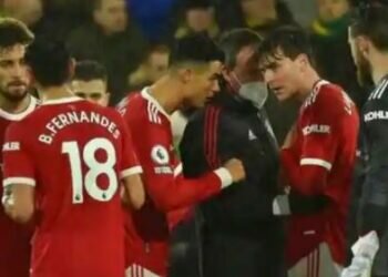 Manchester United's Cristiano Ronaldo, centre talks to Victor Lindelof, 2nd from right as receives treatment before having to leave the field during the English Premier League soccer match between Norwich City and Manchester United at Carrow road in Norwich, England (AP)