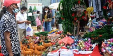 Christmas shopping in Colombo 4, Photo Gayan Sameera Xinhua