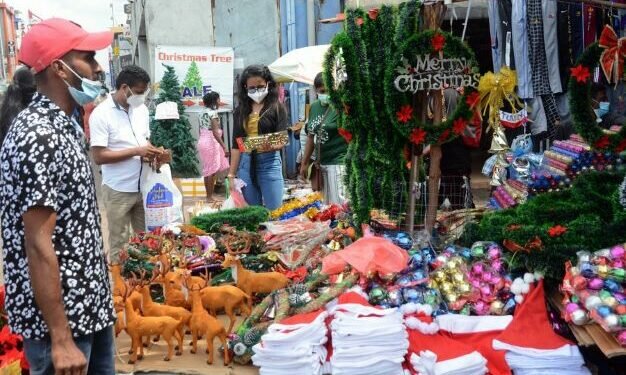 Christmas shopping in Colombo 4, Photo Gayan Sameera Xinhua