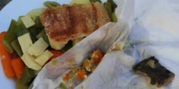 Juan Jose found a dead rat in his meal. (Photo: El Confidencial)