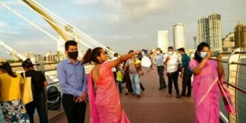 Colombo Port City Marina. Young women have a ball.Photo.Tang Lu