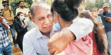 Ukrainian border guards kick fleeing Indian students