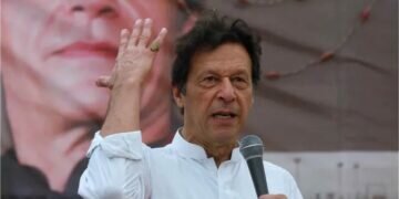 Pakistan’s Imran Khan tries to pull off a come-from-behind victory