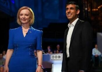 Lizz Truss and Rishi Sunak stand before taking part in the BBC Conservative party leadership debate at Victoria Hall, Britain (Photo: Reuters)