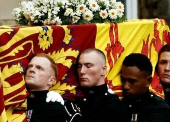 Pallbearers carry the coffin of Queen Elizabeth II, draped with the Royal Standard of Scotland, as it arrives at Holyroodhouse, where it will lie in rest for a day, in Edinburgh (Photo: AP)