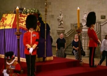 British public pays respects to queen’s coffin