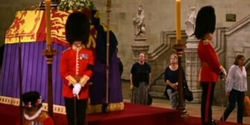 British public pays respects to queen’s coffin
