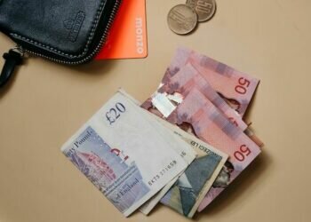 Pounds. Image credits - Toa Heftiba / Unsplash