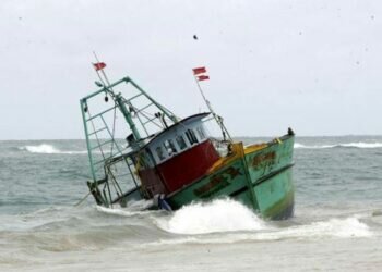 Singapore rescues 300 suspected Sri Lankan migrants from sinking boat