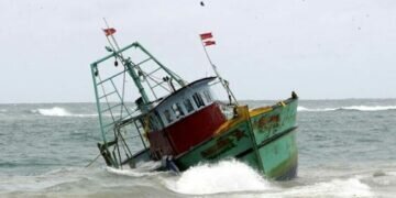 Singapore rescues 300 suspected Sri Lankan migrants from sinking boat