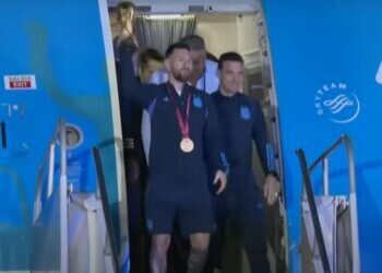 WATCH: Argentinian football team arrives back home with the FIFA World Cup trophy