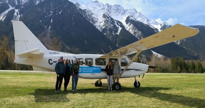 Chief pilot Ian Porter with wife Michelle, daughters Samantha and Sydney, who act as his co-pilots, and son Christopher.. Image credits - Samantha Porter