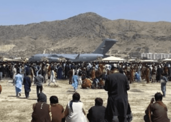 Hundreds of people gathered near a U.S. Air Force C-17 transport plane at the perimeter of the international airport in Kabul, Afghanistan, August 16, 2021. (AP photo)