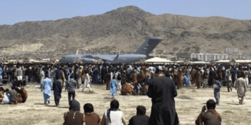 Hundreds of people gathered near a U.S. Air Force C-17 transport plane at the perimeter of the international airport in Kabul, Afghanistan, August 16, 2021. (AP photo)