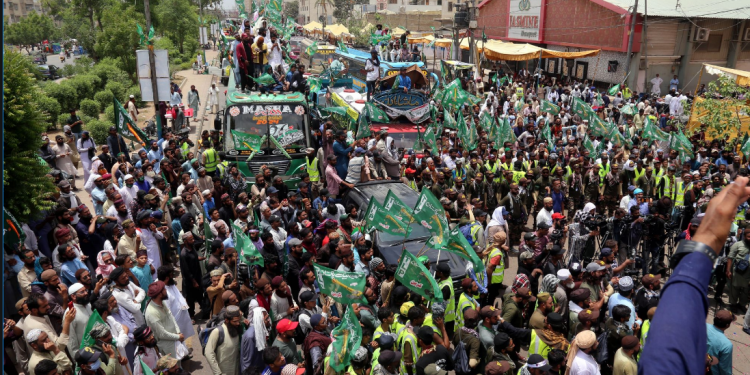 Pakistan’s Opposition begins to crack after thousands arrested