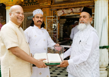 Lankan envoy to India presents Sinhala translation of the Holy Quran to the Hazrat Nizamuddin Aulia Dargah in Delhi