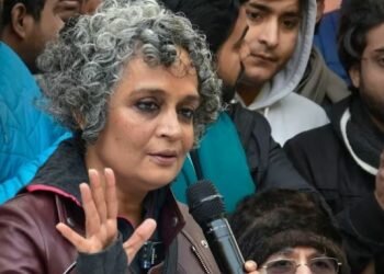 Arundhati Roy to be prosecuted in Delhi for 2010 seminar speech on Kashmir