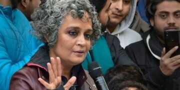 Arundhati Roy to be prosecuted in Delhi for 2010 seminar speech on Kashmir