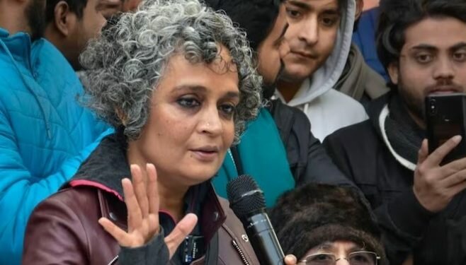 Arundhati Roy to be prosecuted in Delhi for 2010 seminar speech on Kashmir