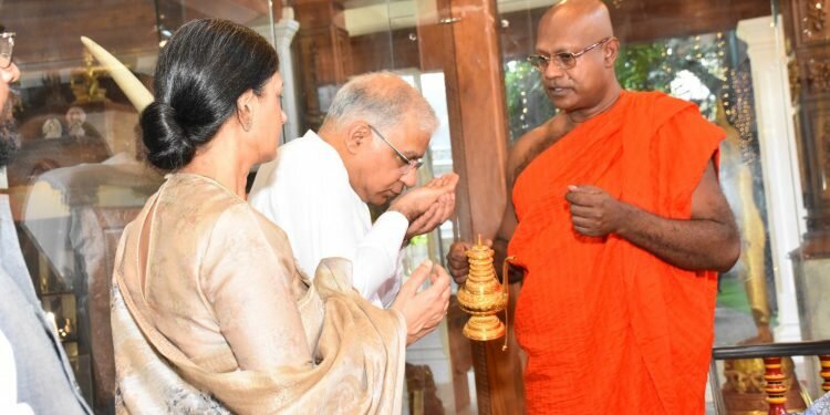 Indian High Commissioner visits the Gangaramaya temple