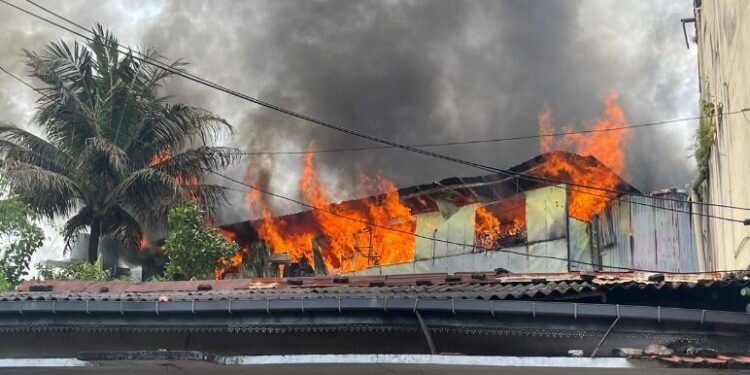 Fire breaks out at garment factory in Rajagiriya